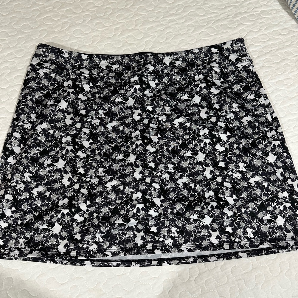 Two skorts large - Picture 2 of 7